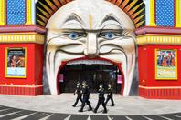 Des policiers australiens, à Melbourne, en marge d’un rassemblement contre le confinement, le 25 septembre 2021.