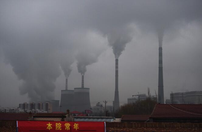 Une centrale électrique alimentée au charbon près de Datong, dans la province chinoise du Shanxi (nord), le 19 novembre 2015.
