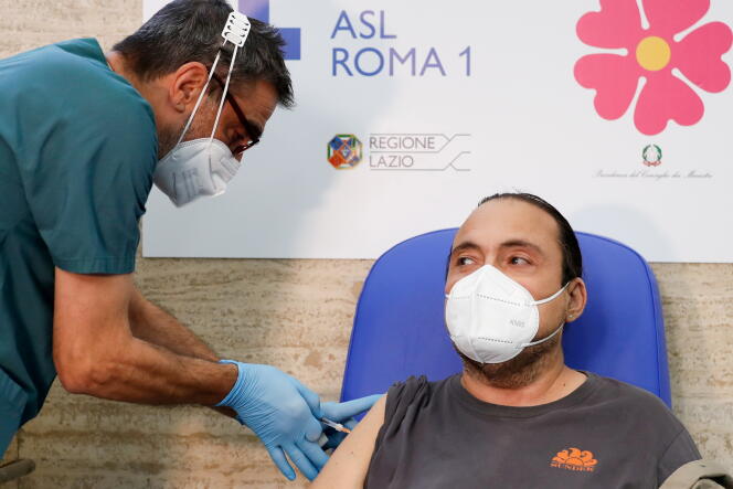 Rome launched its vaccination campaign in December 2020. Almost 82% of people over the age of 12 are now fully vaccinated.  Here, a patient considered to be at risk receives his third dose, on September 21, 2021, in Rome.