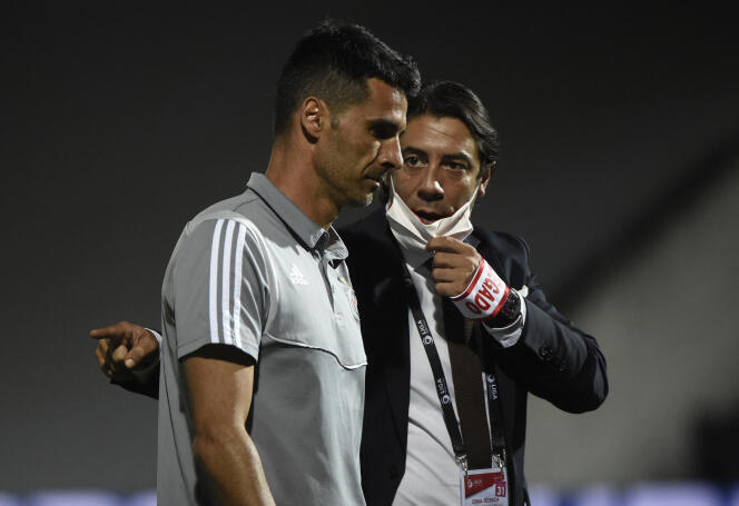 Rui Costa in discussion with one of Benfica's coaches, Nelson Verissimo, in July 2020.
