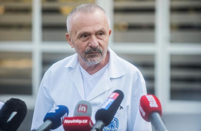 Le directeur de l’hôpital militaire universitaire de Prague, Miroslav Zavoral, lors d’une conférence de presse sur l’état de santé du président Milos Zeman, le 10 octobre 2021.