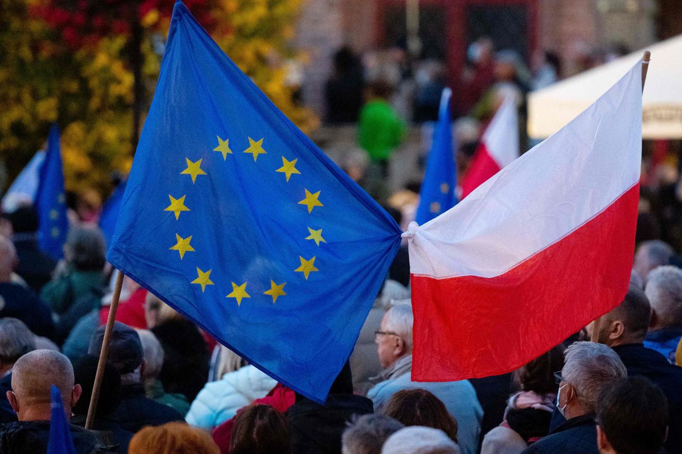 W niedzielę 10 października 2021 r. protestujący machali flagami europejskimi i polskimi, by chronić członków Unii Europejskiej w Polsce.