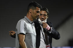 Rui Costa en discussion avec l’un des entraîneurs du Benfica, Nelson Verissimo, en juillet 2020.