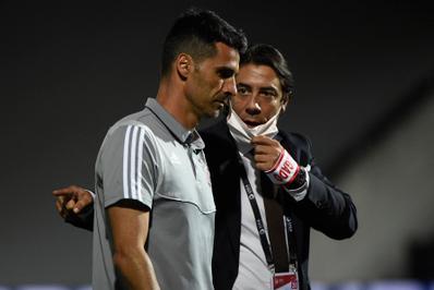 Rui Costa en discussion avec l’un des entraîneurs du Benfica, Nelson Verissimo, en juillet 2020.