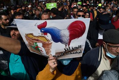 « L’Algérie n’est pas à vendre », pancarte anti-française lors dune manifestation à Alger, le 9 avril 2021.