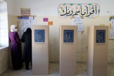 Des femmes irakiennes votent dans un bureau de vote à Bagdad, le 10 octobre 2021, lors des élections législatives.