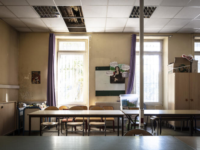 Les plafonds délabrés d'une salle de classe de l’école élémentaire National, une école REP+ (réseau d’éducation prioritaire) dans le 3e arrondissement de Marseille, le 31 août 2021.