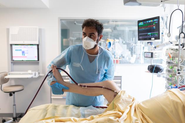 Florent Guichard, kinésithérapeute à la Pitié-Salpêtrière, manipule un patient malade du Covid-19, en réanimation depuis quatre-vingt-trois jours. Ici, le 10 septembre 2021.