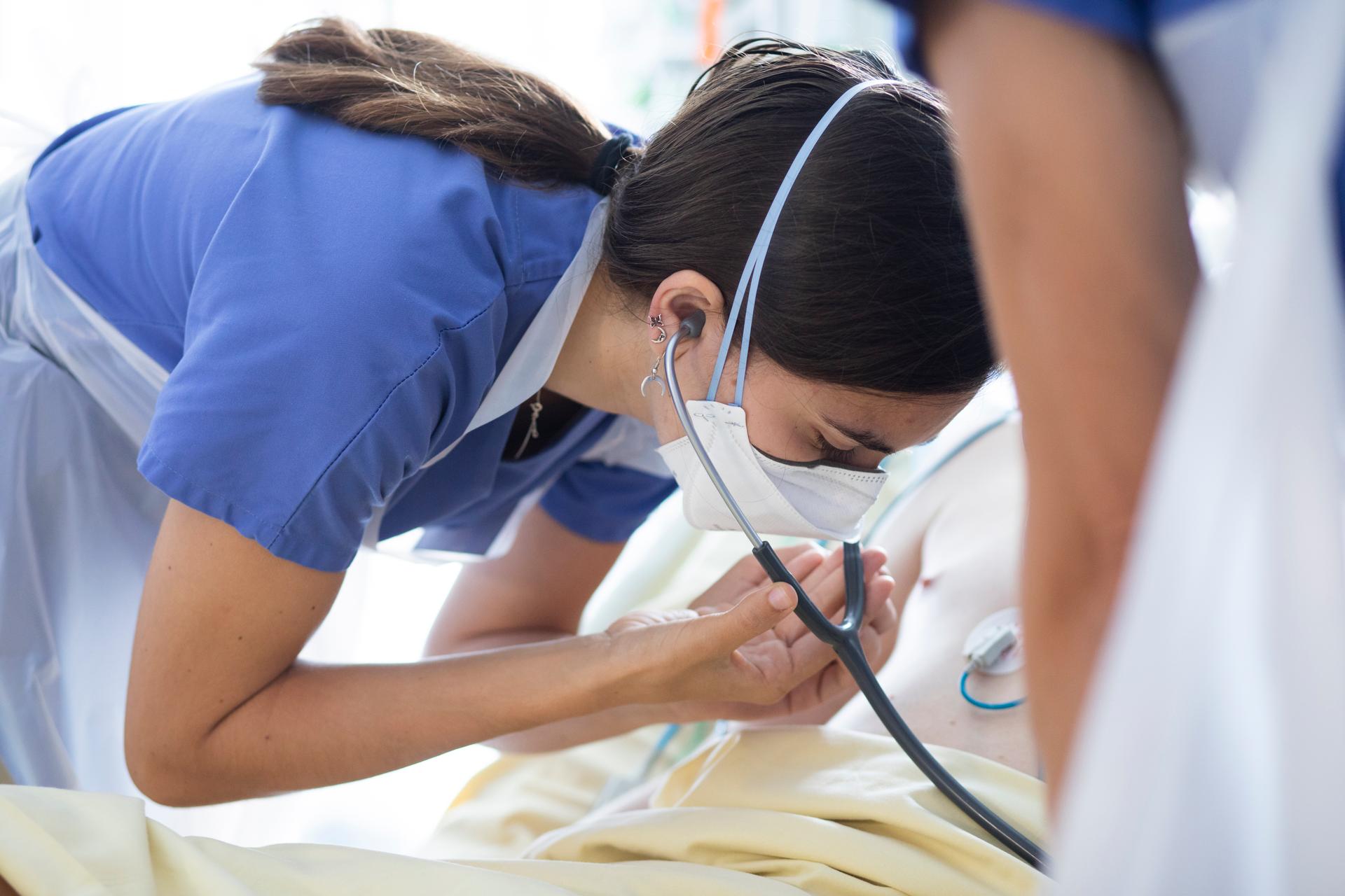 Une externe apprend à écouter les poumons d’un patient, au service de réanimation, le 10 septembre 2021.