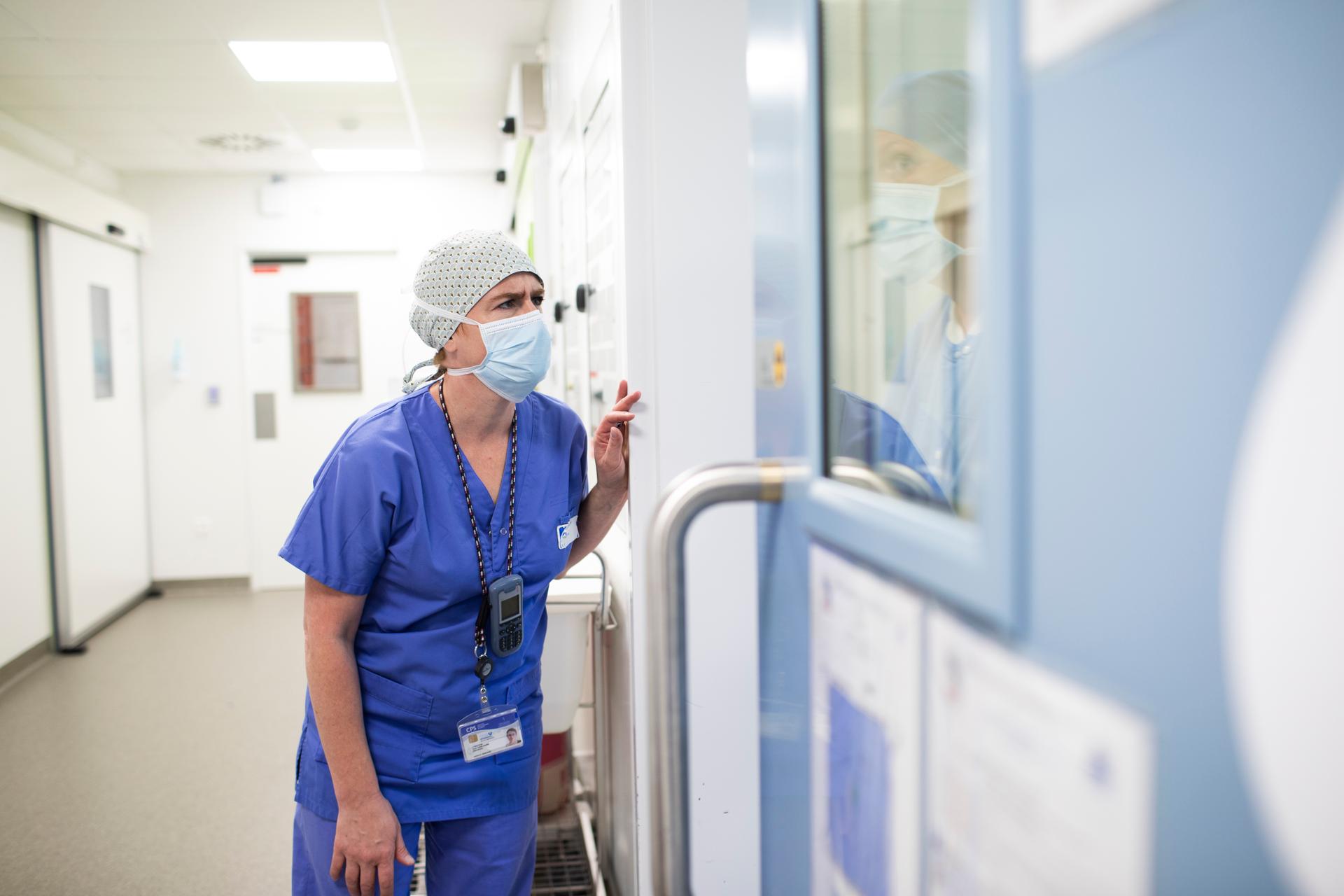 Marie Fournie, infirmière de bloc opératoire à la Pitié-Salpêtrière, organise les interventions du service de chirurgie ambulatoire, le 7 septembre 2021.
