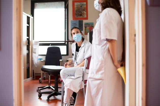 Alice Oppétit, pédopsychiatre, dans le bureau médical de l’unité Simon, à la Pitié-Salpêtrière, qui accueille les adolescents, le 10 septembre 2021.