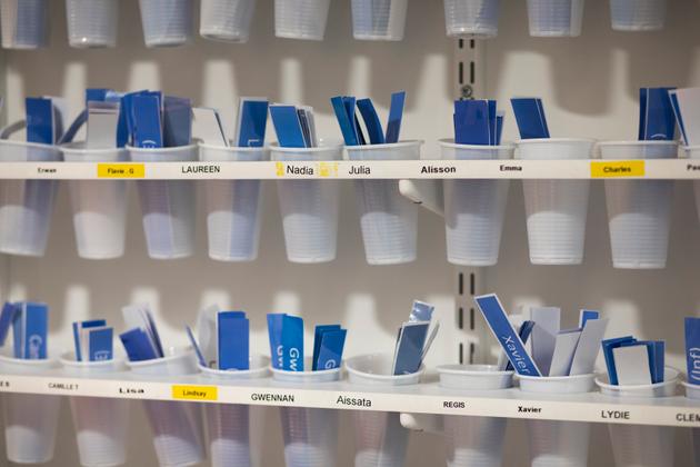 Dans le service de réanimation de la Pitié-Salpêtrière, des étiquettes avec les prénoms des soignants permettent aux familles de connaître le référent des patients, le 10 septembre 2021.