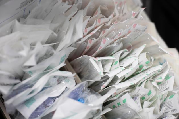 Des sachets d’aiguilles au service de chirurgie ambulatoire de la Pitié-Salpêtrière, le 7 septembre 2021.