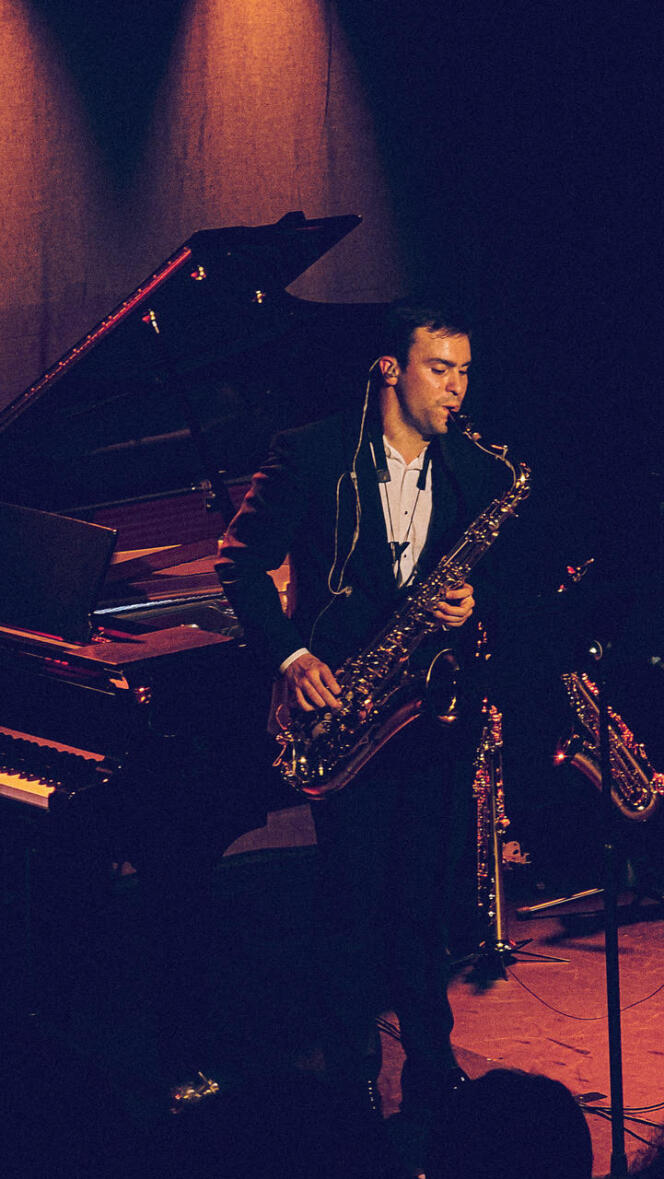 Le saxophoniste Eudes Bernstein  lors du concert d’ouverture du Festival Aux armes, contemporains!,  à La Scala Paris, le 8 octobre.