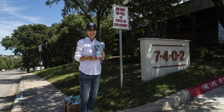 Norma Reyna, 64, holds a care package with lip balm, deodorant, information she says explains the risks of abortion and resources to give to people going into Dr. Alan Braid’s abortion clinic on Sept. 22, 2021 in San Antonio, United States. “Our job is to be out here giving the girls options. It’s not my place to judge them. I go with the Fifth Commandment, you shall not kill. That is whether it’s in the womb or not. But it’s not my place to judge them.”
VERONICA G. CARDENAS POUR LE MONDE
