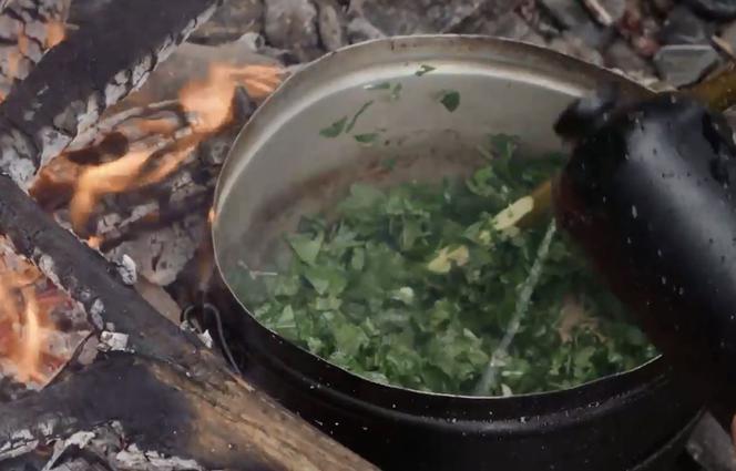 Soupe aux herbes préparée par les stagiaires de Kim Pasche, archéologue expérimental.