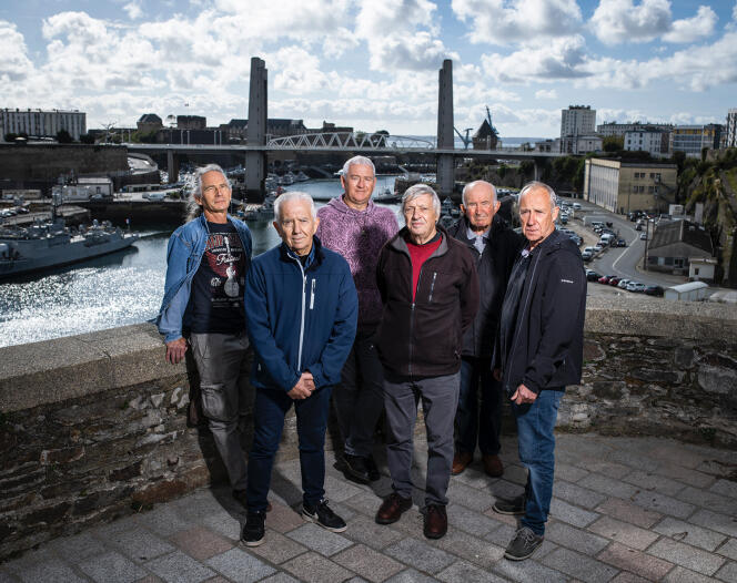Six des sept ouvriers retraités de la base de l’Ile-Longue, à Brest (Finistère), le 6 octobre 2021.