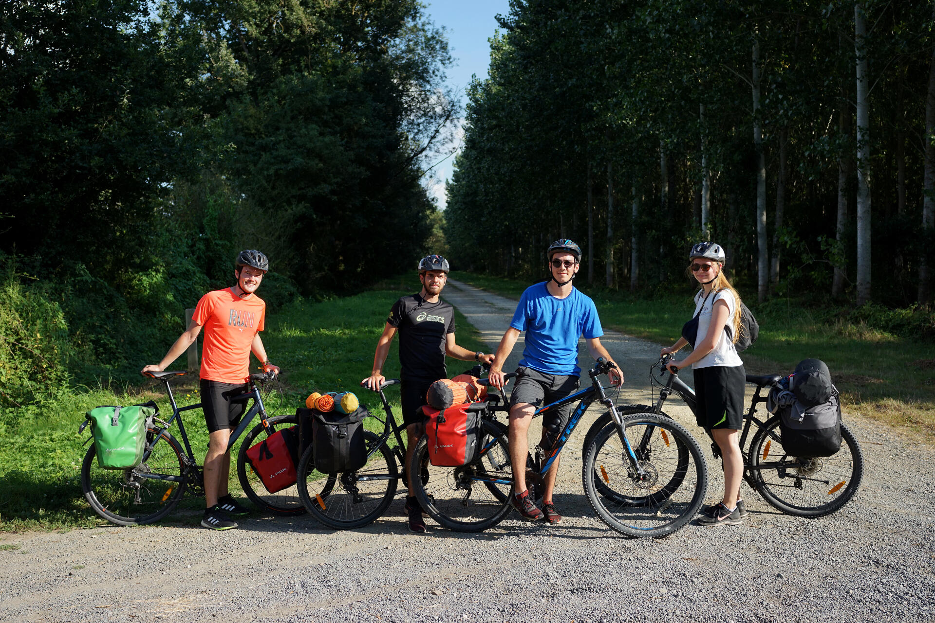Augustin Vautier, Tom Gobardhan, Léon Leroux et Chloé Sainsard sur la vélo-route entre Savigny-en-Véron et Candes-saint-Martin (Indre-et-Loire), le 5 septembre 2021.