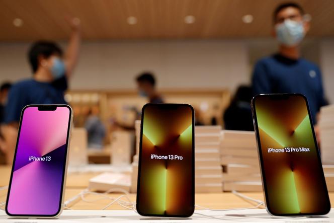 Des modèles d’iPhone 13 exposés dans une boutique Apple, à Pékin, le 24 septembre 2021.