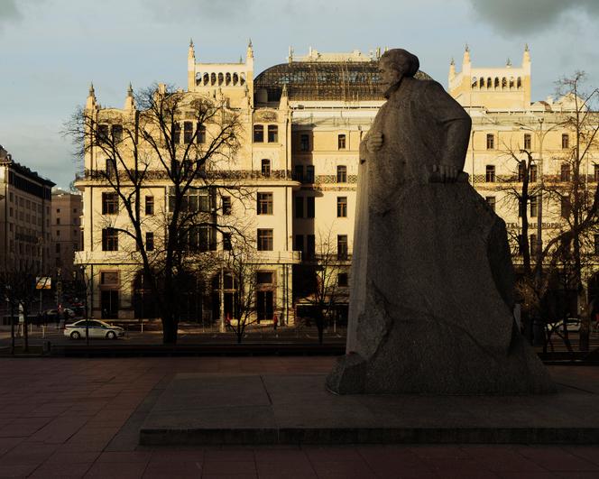 L’hôtel Metropol, à Moscou, en 2017. Au premier plan, une statue de Karl Marx datant de 1961.
