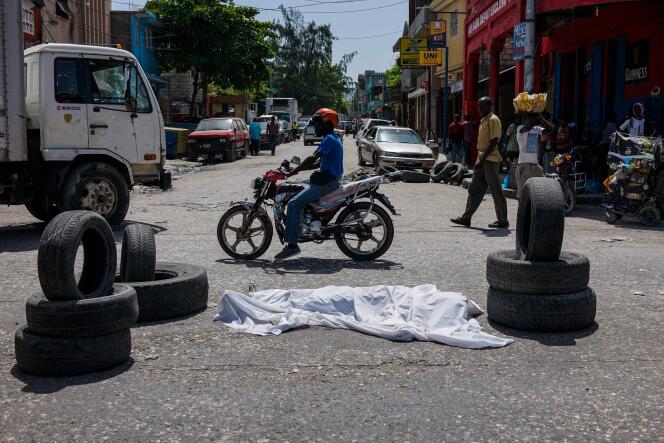 In August 2019, a body lay in the middle of a street in the center of Port-au-Prince (Haiti).