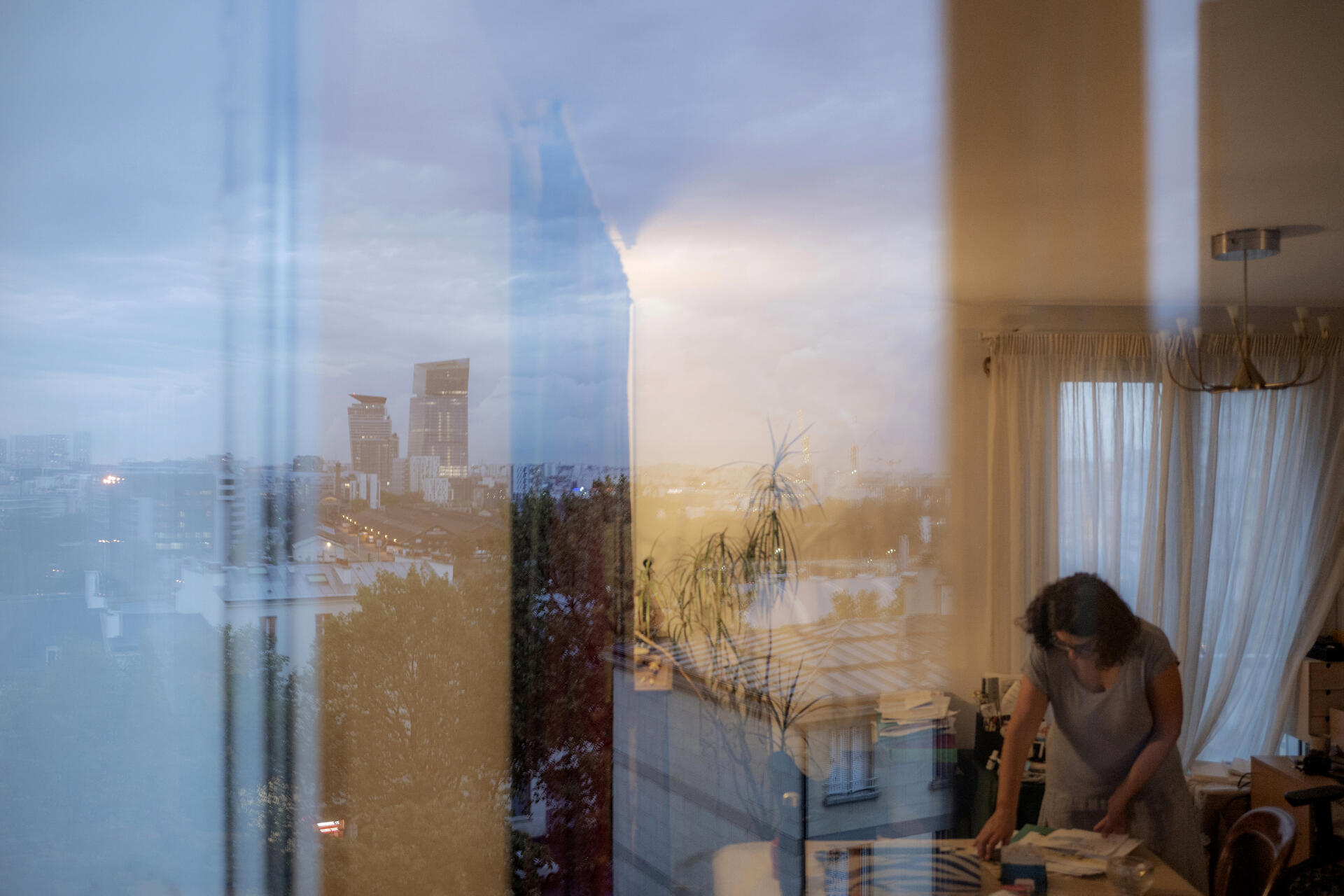 Le reflet des tours Duo, sur les vitres de l’appartement d’une habitante du 12e arrondissement de Paris, le 14 septembre 2021.