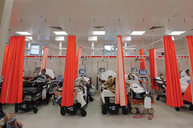 Patients dans la salle des urgences, transformée en unité Covid-19 en raison du nombre élevé de cas, à l’hôpital Bagdasar-Arseni de Bucarest, en Roumanie, le 12 octobre 2021.