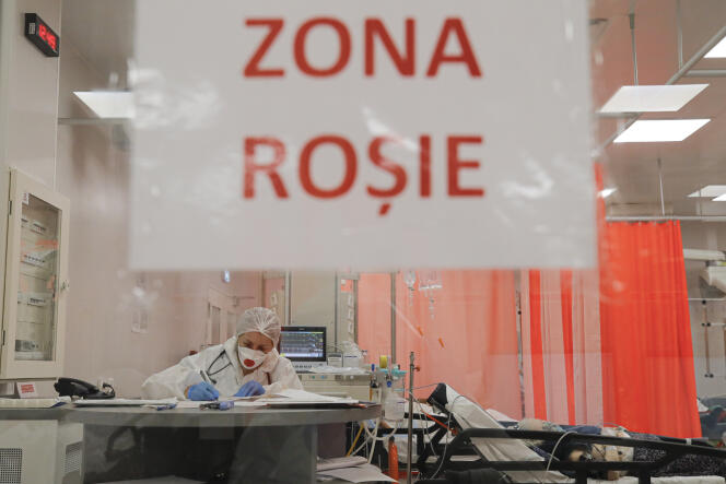 Un patient dans la salle d’urgence de l’hôpital Bagdasar-Arseni à Bucarest, transformée en unité Covid-19 du fait d’une forte recrudescence des cas, en Roumanie, le 12 octobre 2021. Le panneau de porte indique « Zone rouge ».