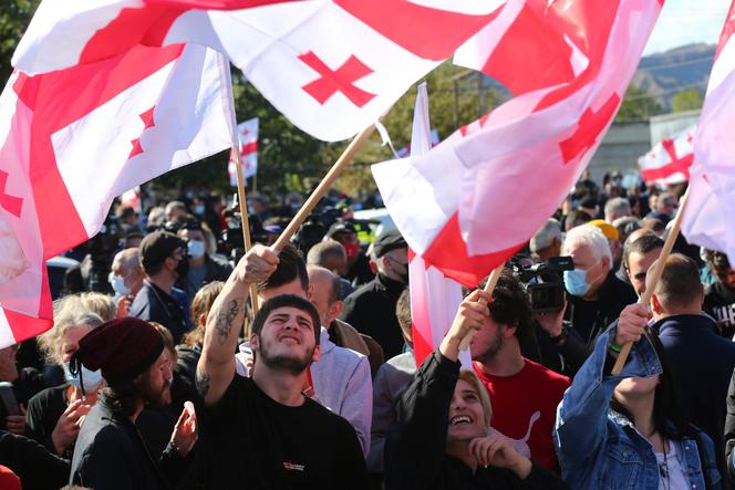 Des partisans de l’ex-président géorgien Mikheïl Saakachvili manifestent contre son incarcération, devant la prison où il est déténu, à Roustavi, à une quarantaine de kilomètres de la capitale de la Géorgie, Tbilissi, le 4 octobre 2021.