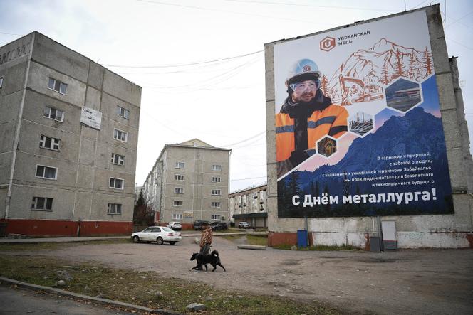 Devant des immeubles résidentiels à Novaya Chara dans la région de Zabaikalsky en Sibérie orientale, le 28 septembre 2021.