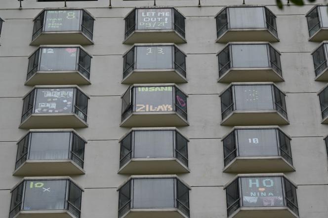 Messages postés sur les fenêtres par des clients mis en quarantaine dans un hôtel de Hongkong, le 26 septembre 2021.