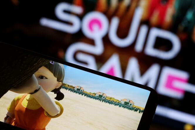 Un homme regarde un épisode de la série « Squid Game » sur son téléphone, à Séoul, le 30 septembre 2021.