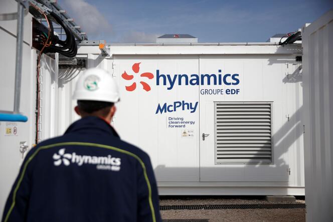 A l’extérieur de la station de production d’hydrogène Hynamics (filiale du groupe EDF), à Auxerre, le 13 octobre 2021.