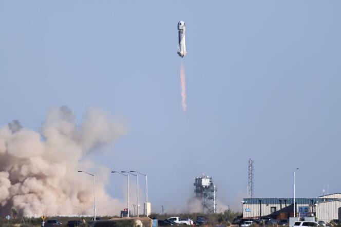 La fusée de Blue Origin au décollage, au Texas, mercredi 13 octobre 2021.