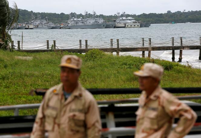 Des marins tiennent une guarde devant la base navale de Ream, à Sihanoukville (Cambodge), en juillet 2019.
