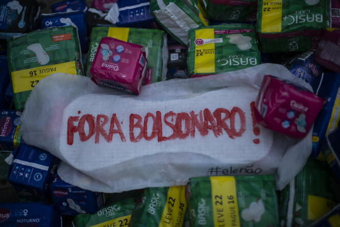 Während einer Demonstration in Rio de Janeiro (Brasilien) am 13. Oktober 2021 forderte eine auf einer Damenbinde geschriebene Botschaft den Präsidenten zur Abreise auf.