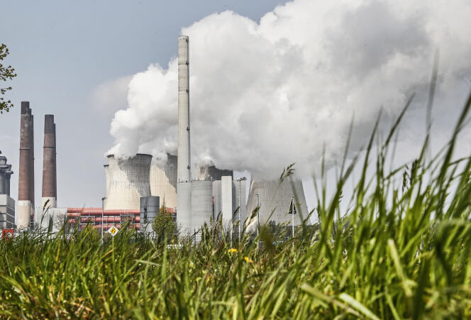 La centrale électrique RWE, alimentée au charbon, est l’une des centrales les plus polluantes d’Europe, à Neurath (Allemagne), en avril 2021.