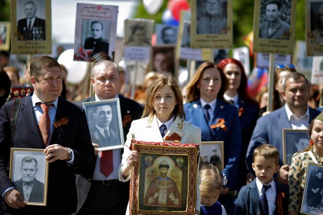 Natalia Poklonskaïa, alors procureure générale de Crimée, le 9 mai 2016 à Simferopol, avec un portrait du tsar Nicolas II.