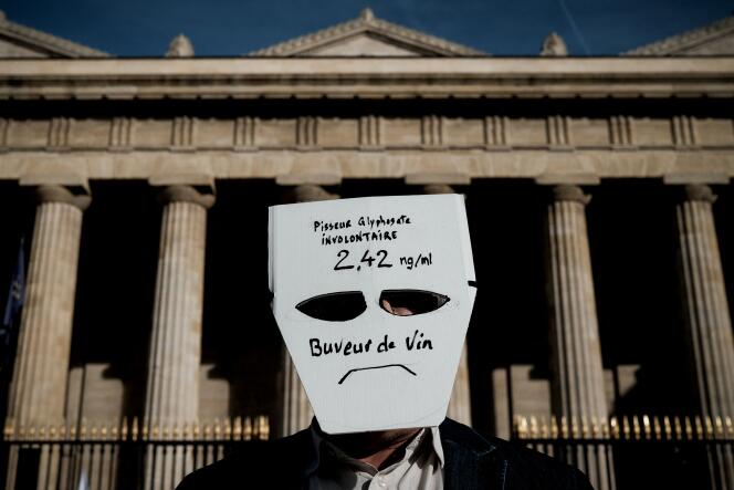 Jean-Paul, 49 ans, porte un masque indiquant ses résultats d’analyses aux résidus de pesticides, à Bordeaux, le 13 octobre 2021.
