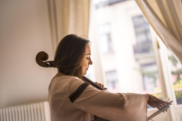 Anabelle Perrot plays the cello in her house in Ixelles on October 1, 2021.