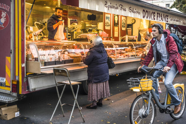 At the Chatelain market, in the district of Ixelles, September 29, 2021. Wednesday afternoon, it is the meeting point for many French people living in Belgium.