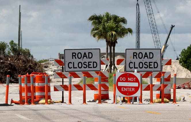 Une route est barrée pour permettre la construction d’un pont sur l’I-95, près de Clint Moore Road, à Boca Raton (Floride), le 30 septembre 2021.