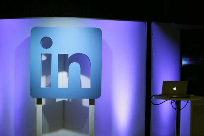 Le jeudi 22 septembre 2016, le logo de LinkedIn est affiché lors d’une annonce de produit à San Francisco.