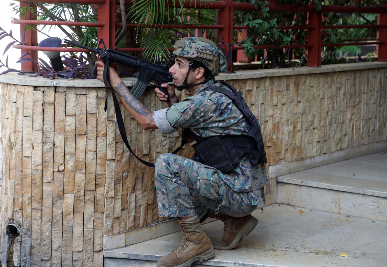 Żołnierz armii libańskiej na ulicach Bejrutu, czwartek 14 października. Strzały padły, gdy konwój przejechał w rejonie Tayouneh, położonym między szyickim przedmieściem na południe od miasta a budynkiem sądu, gdzie zaplanowano zakończenie demonstracji.