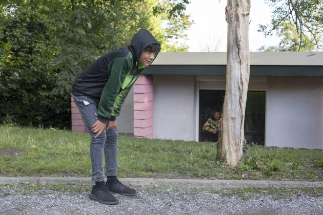Shefket, 14 ans, originaire de Macédoine, joue au foot devant le centre provisoire d’hébergement où il loge avec sa famille, à Pessat-Villeneuve (Puy-de-Dôme), le 21 septembre 2021.