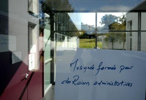This photograph taken on October 13, 2021 shows a note reading 'mosque closed for administrative reasons' at the entrance to a mosque in Allones, north-western France. The mosque which has been accused of legitimising terrorism or calling for jihad, regularly hosts some 300 worshippers and has a Koranic school on its premises, will be closed, the prefecture of Sarthe announced on October 13, 2021. (Photo by JEAN-FRANCOIS MONIER / AFP)