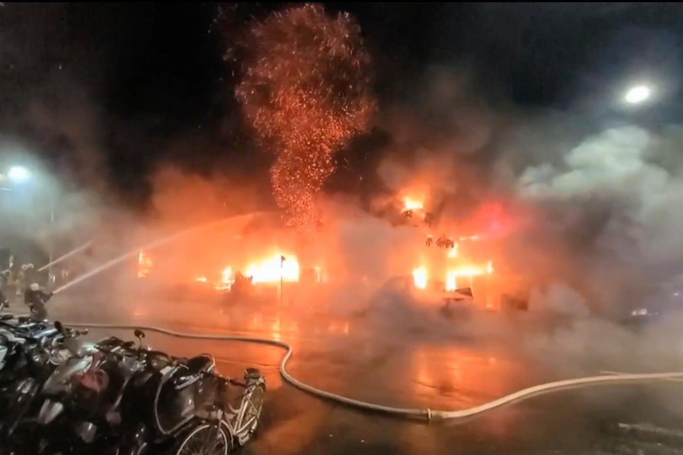 In deze afbeelding van de video van Taiwan ABC bestrijden brandweerlieden een brand in Kaohsiung op 14 oktober 2021.