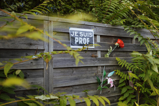 Seuls une fleur et une pancarte « Je suis prof » restent en guise d'hommage à Samuel Paty, à Conflans Sainte Honorine (Yvelines), le 12 octobre 2021.