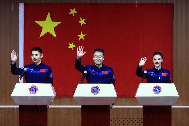 From left to right, Ye Guangfu, Zhai Zhigang and Wang Yaping.