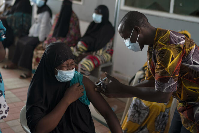 Une femme se fait vacciner contre le Covid-19 dans un hôpital de Banjul (Gambie), le 23 septembre 2021.